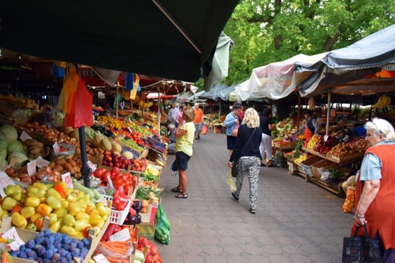 Voće i povrće na pijacama puno pesticida