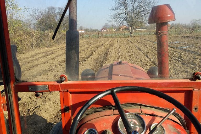 Usmrtio ga traktor dok je radio na njivi