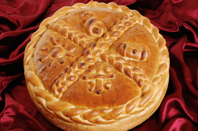 Šta se sve stavlja u božićnu česnicu i koja je simbolika ovog običaja