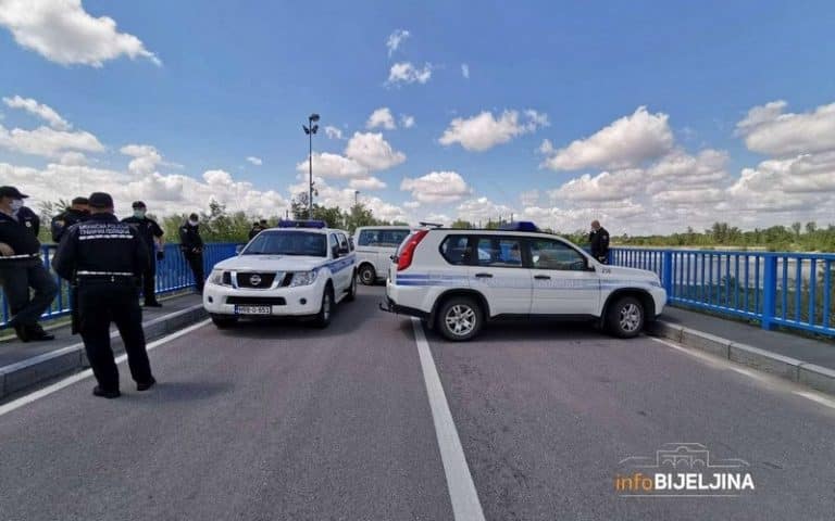 POLJOPRIVREDNICI PONOVO PROTESTUJU Blokada na graničnom prelazu Pavlović most