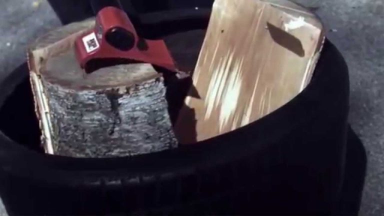 Pogledajte nevjerovatnu sjekiru koja cijepa drva skoro sama! /VIDEO/