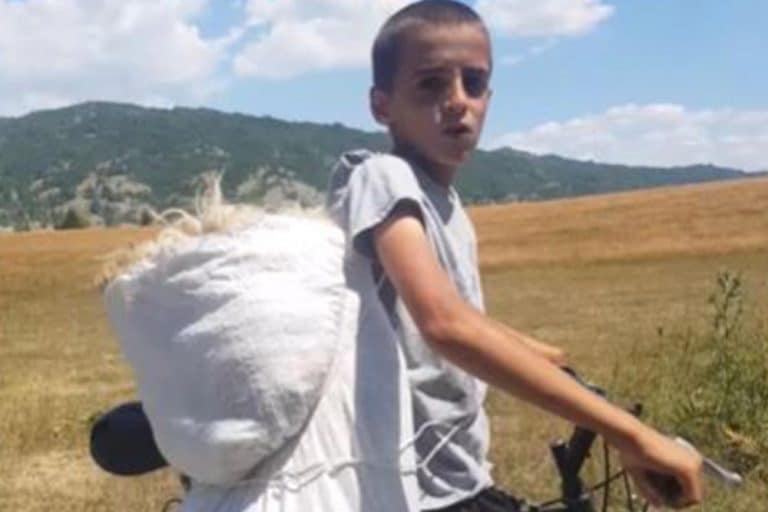 „Od njega će sutra biti pravi čovjek“ Dječak na leđima vuče 12 kilograma vune u vreći vezanoj kanapom