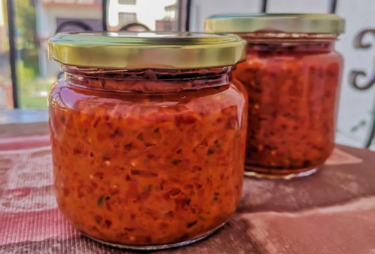 Domaći ajvar na starinski način – Recept za omiljenu zimnicu bez konzervansa, može da stoji 2 godine