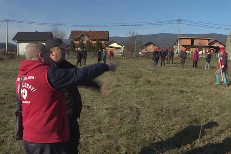 Voćnjak sa 1.300 sadnica za potrebe Јavne kuhinje „Obrok ljubavi“ (VIDEO)