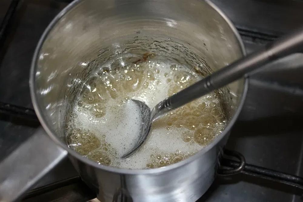 Сахар вода масло рецепт. Сироп для Чак Чака. Сахарный сироп. Приготовление сиропа. Кастрюля для варки сахарного сиропа.