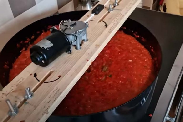 MAŠINA KOJA SAMA MIJEŠA AJVAR – Evo kako olakšati pripremu omiljene zimnice /VIDEO/