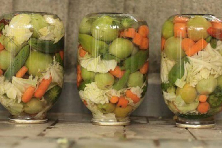 STARI RECEPT ZA TURŠIJU – Samo na ovaj način se štite svi nutrijenti i vitamini iz povrća i pravi „najzdravija salata“