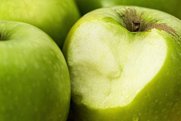 Mnogi bacaju ovaj dio jabuke, a to je ogromna greška – gubi većinu vitamina i vlakana